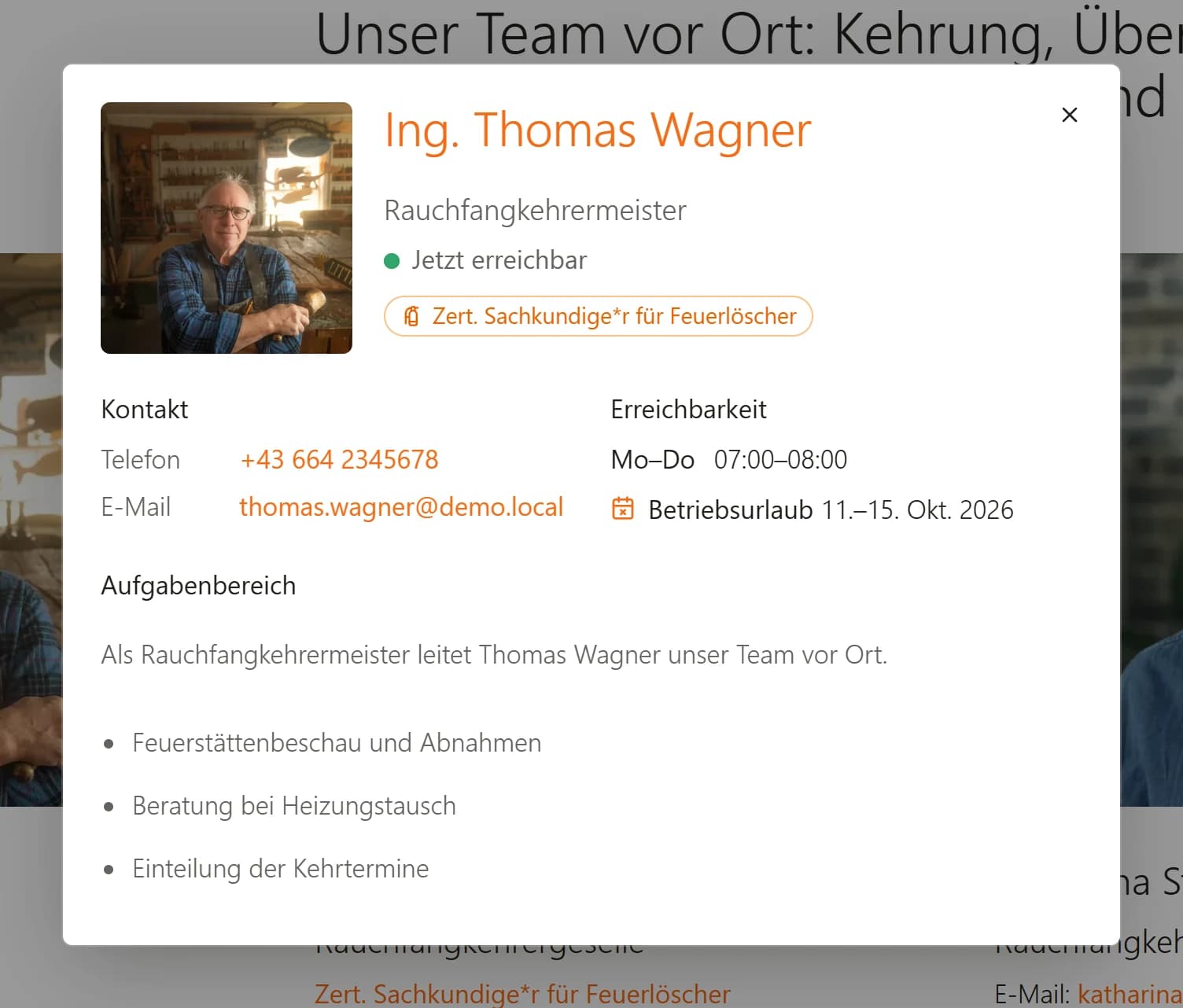 Details-Dialog von Thomas Wagner: Foto, Name, Position, die Anzeige 'Jetzt erreichbar' und Zertifizierung; darunter 'Kontakt', 'Erreichbarkeit' mit Zeiten und kommendem Betriebsurlaub sowie 'Aufgabenbereich' mit Absatz und Aufzählung