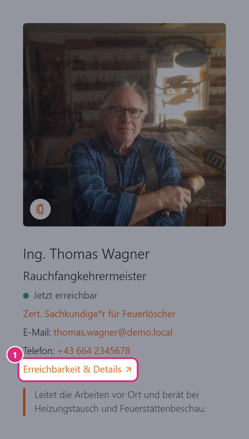 Karte von Thomas Wagner auf der Startseite: Foto mit Feuerlöscher-Symbol, Name, Position, die Anzeige 'Jetzt erreichbar', Zertifizierung, E-Mail, Telefon, der Link 'Erreichbarkeit & Details' (1) und die Tätigkeitsbereiche