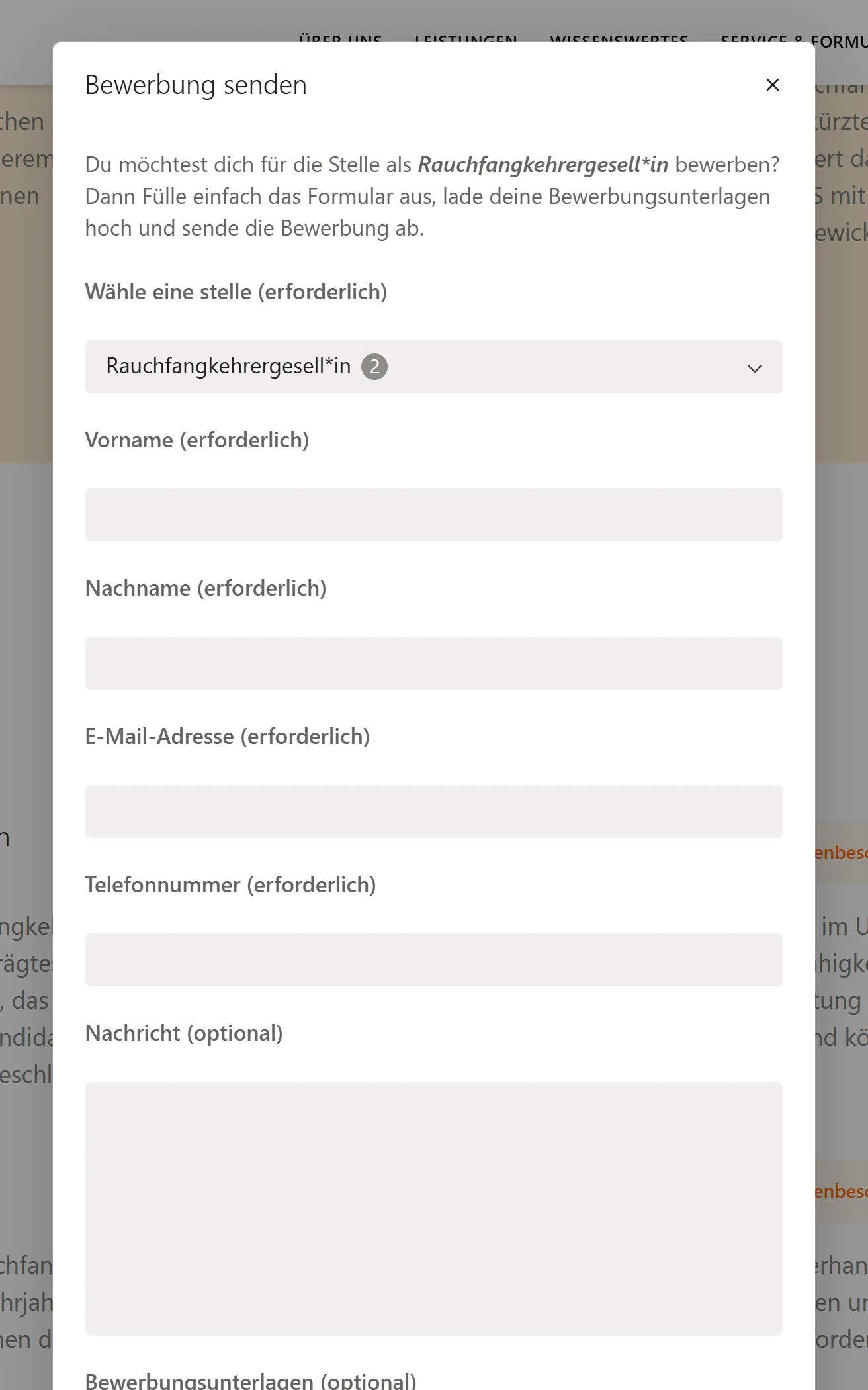 Formular 'Bewerbung senden' auf der Website mit Auswahl der Stelle, Vorname, Nachname, E-Mail-Adresse, Telefonnummer, Nachricht und Bewerbungsunterlagen
